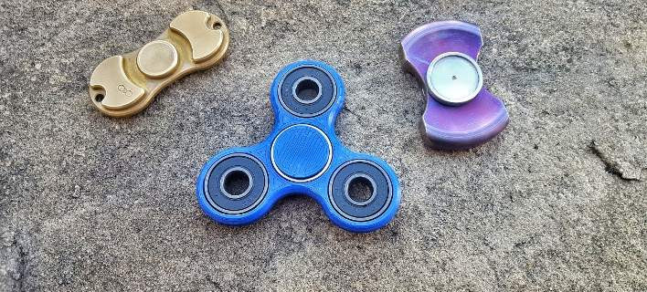 Fidget spinners: Η νέα μανία των παιδιών – Δεν βοηθάει στη συγκέντρωσή τους (βίντεο)